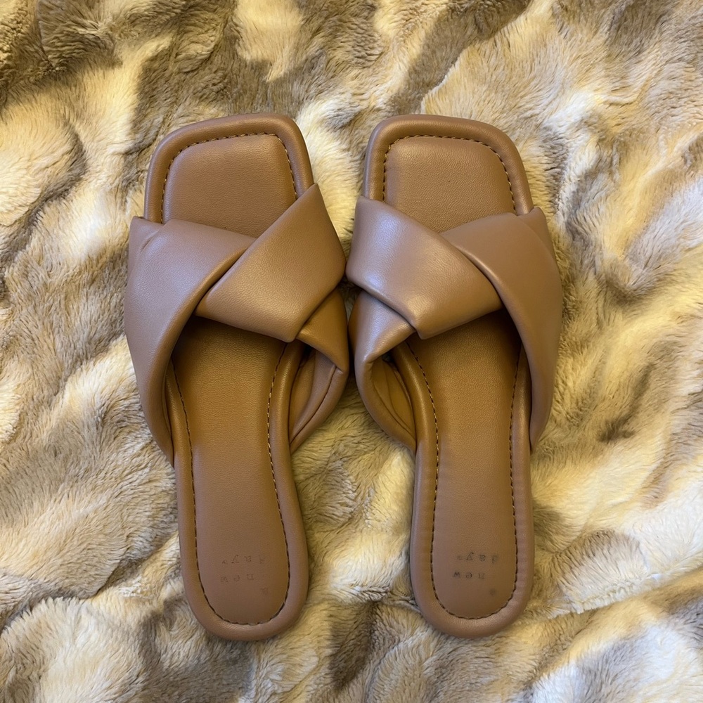 New Day Sandal size 6 Tan